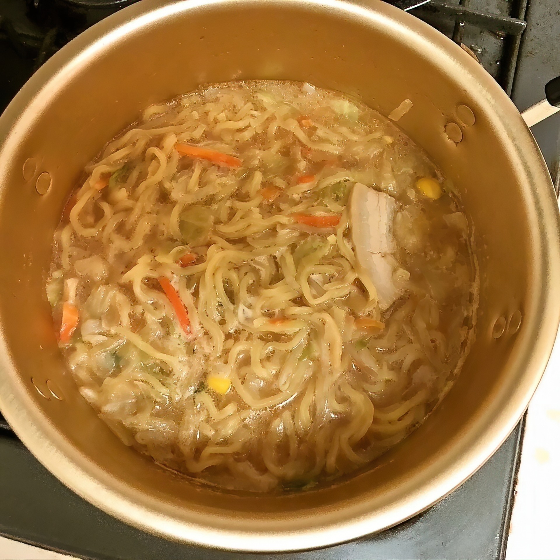 ラーメンを煮ているところ