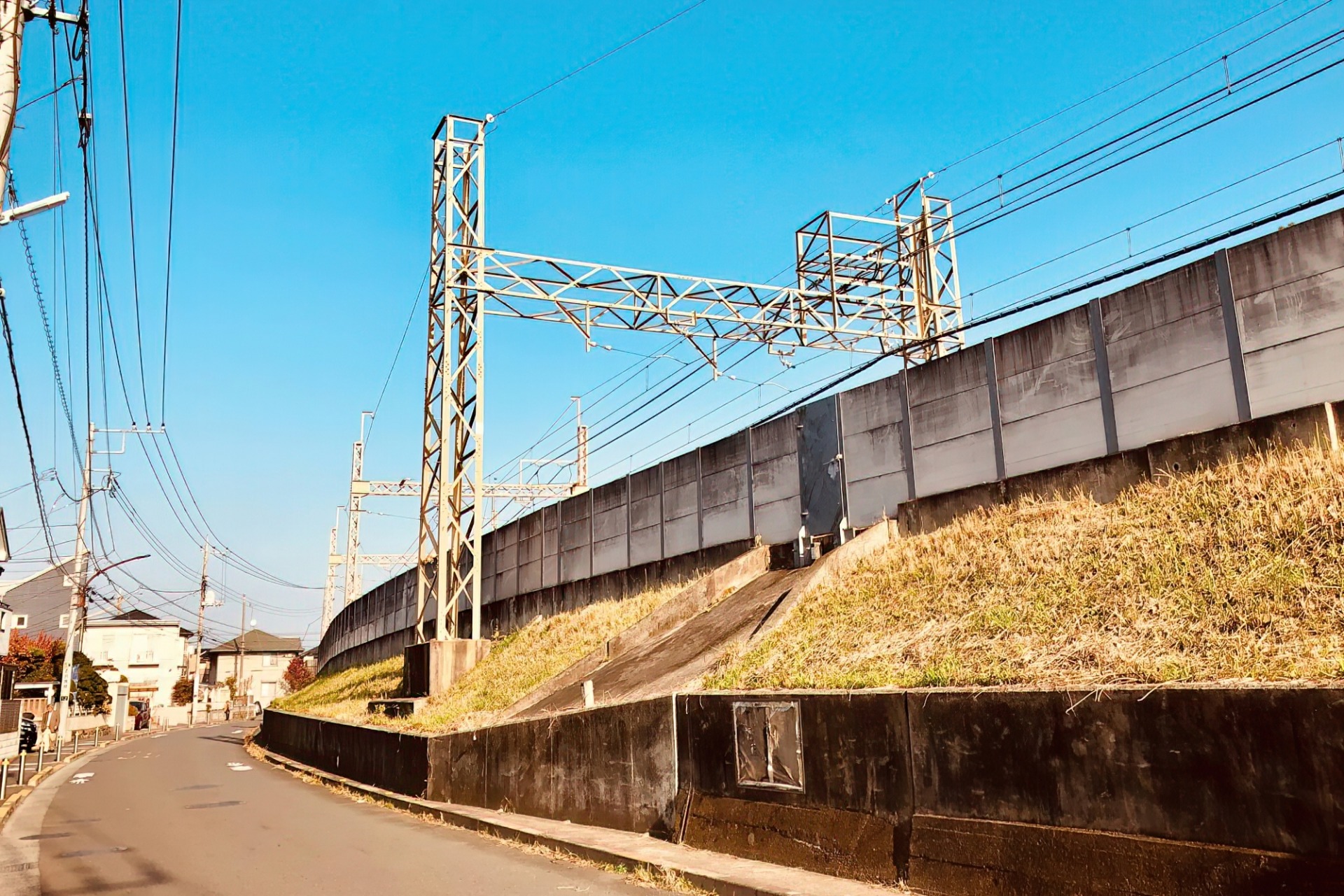 線路に架かる凄い鉄塔